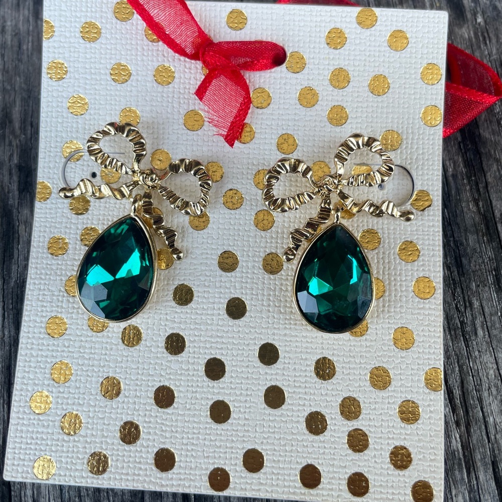 Emerald and gold earrings